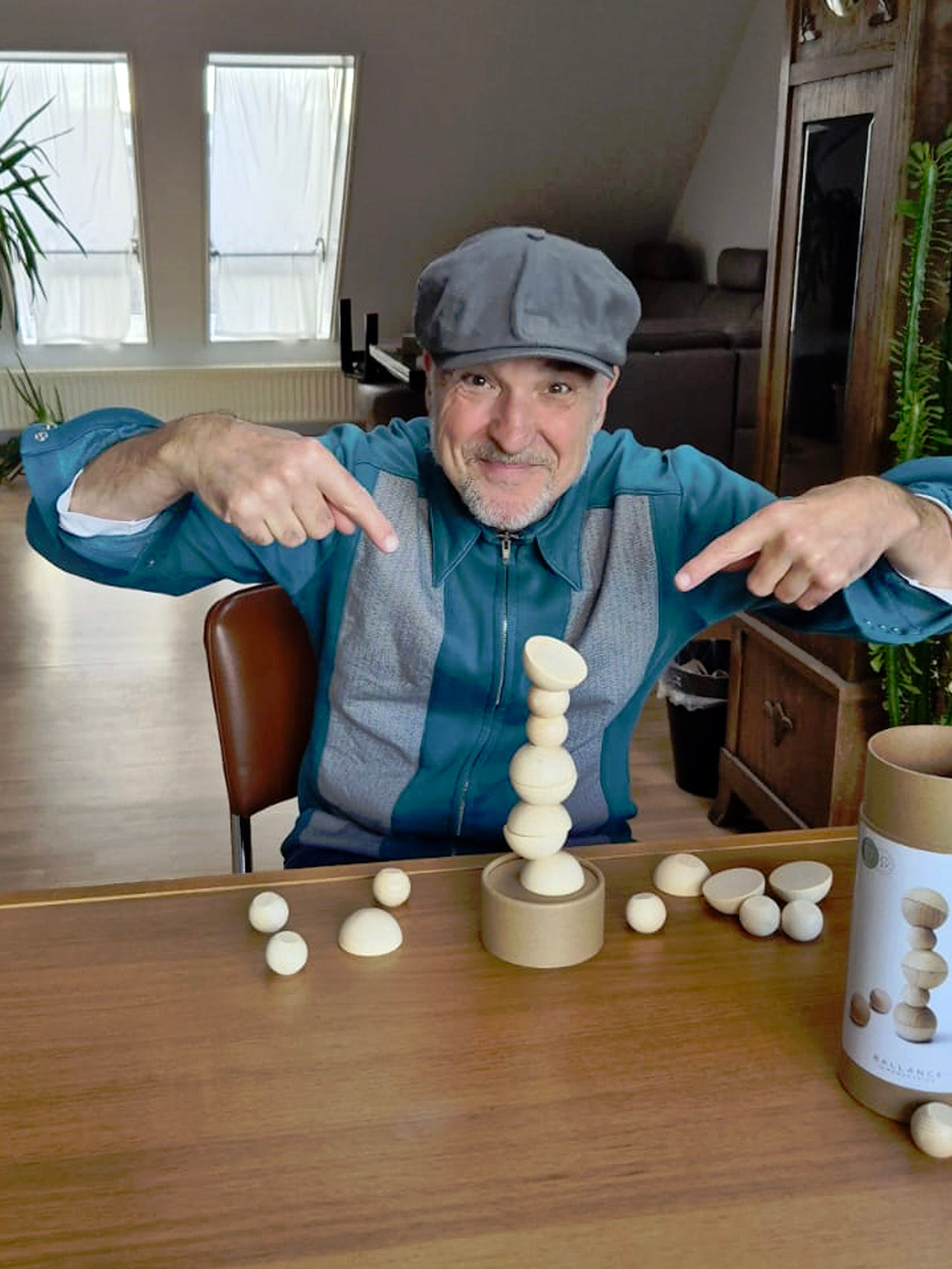 Freude beim Spielen mit Holz Stapelspiel und Ballance-Turm