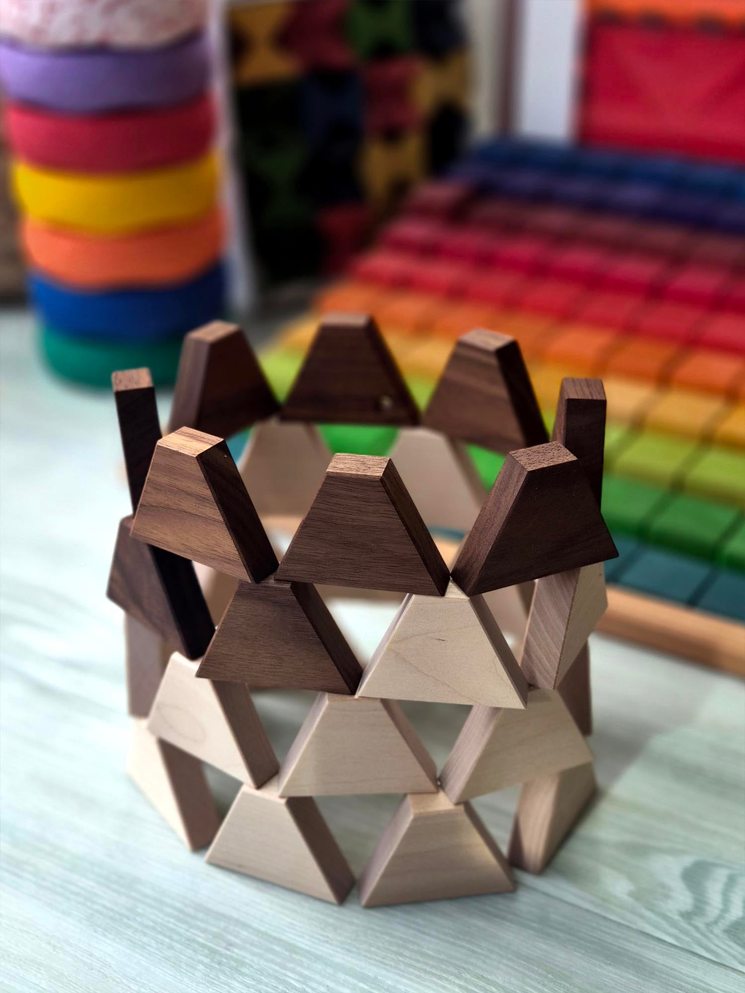Holzbausteine Trapezo Turm von Manukakids Rainbowplay Anna