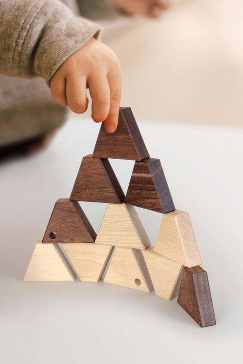 Trapezo Holzbausteine Spiel zum Stapeln und Legen von Manukakids